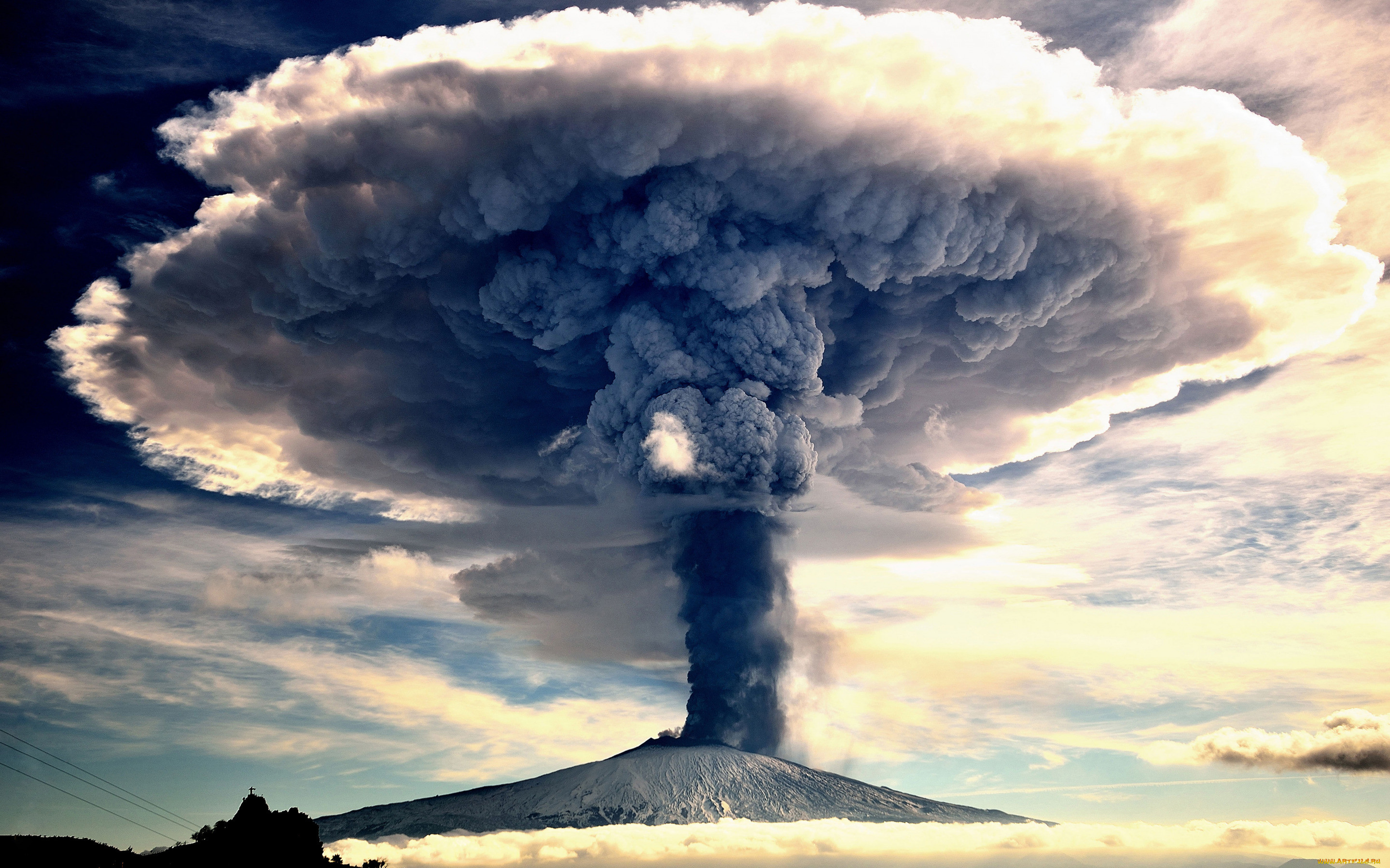 Вулкан Этна дым